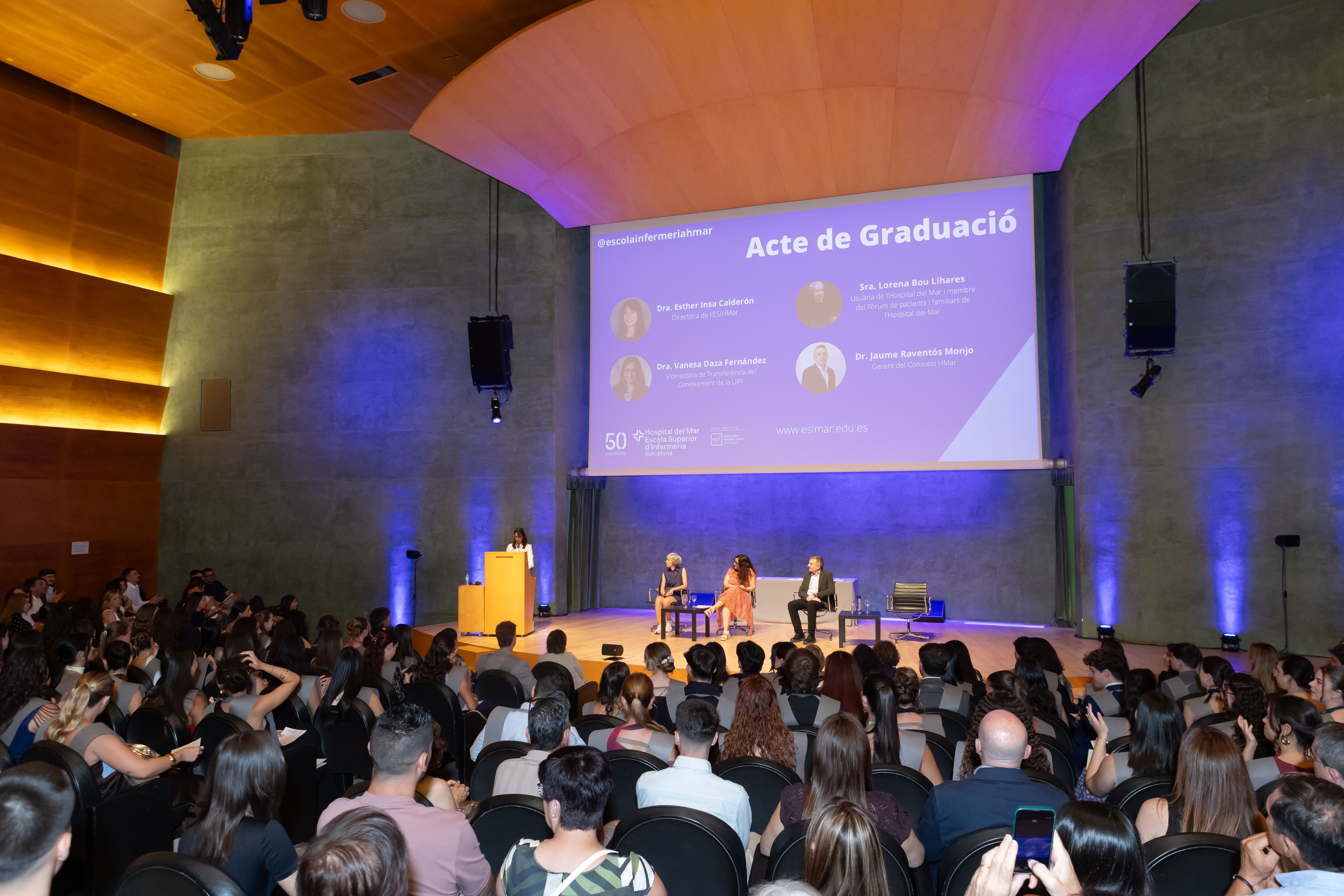 : La Dra. Esther Insa duent a terme la inauguració de l’acte de graduació.