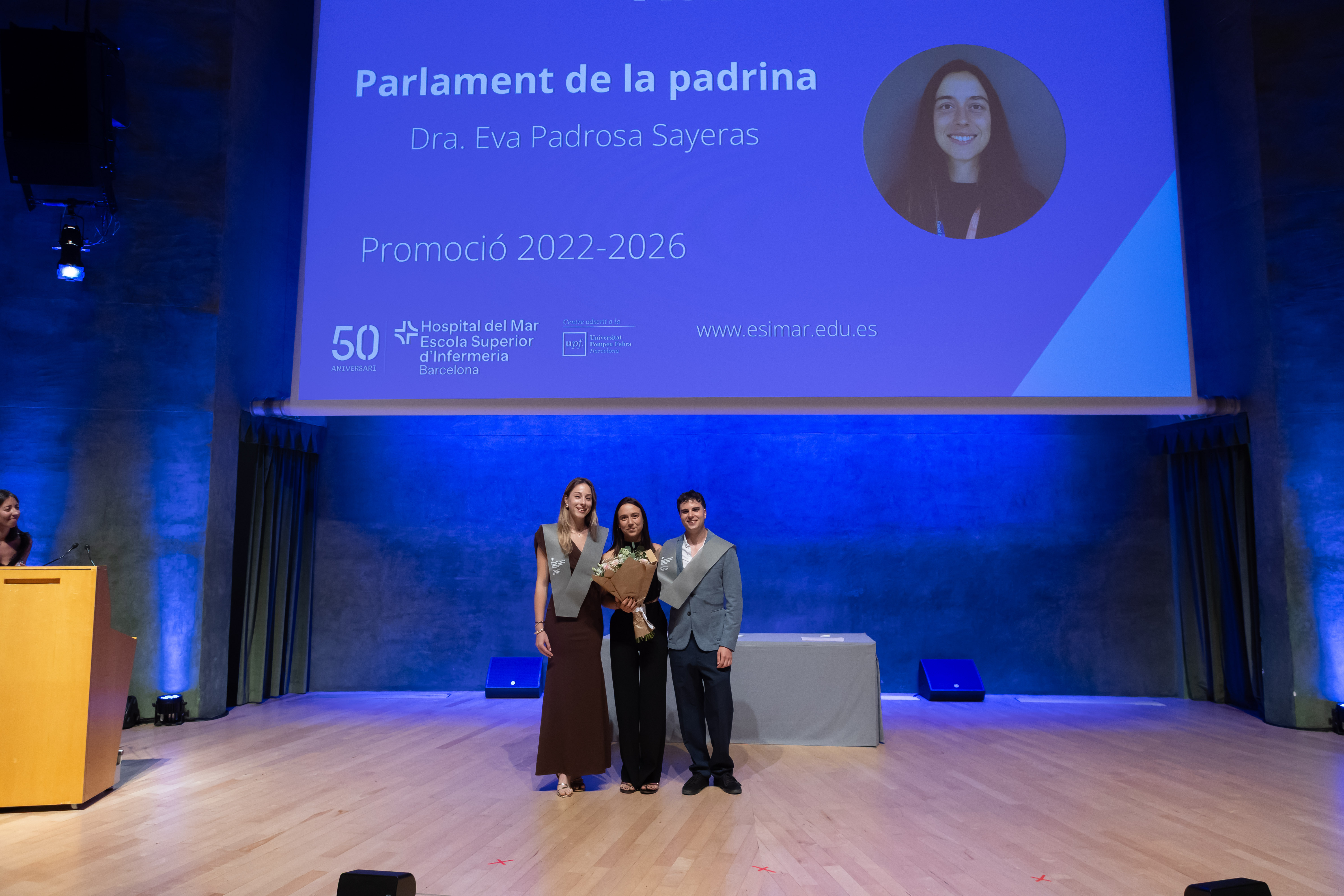 La Dra. Eva Padrosa Sayeras, padrina de la XIV Promoció 2022-2026 del Grau en Infermeria, acompanyada dels delegats, la Sra. Natàlia Calvet Camps i el Sr. Tomàs Marín Rodríguez.