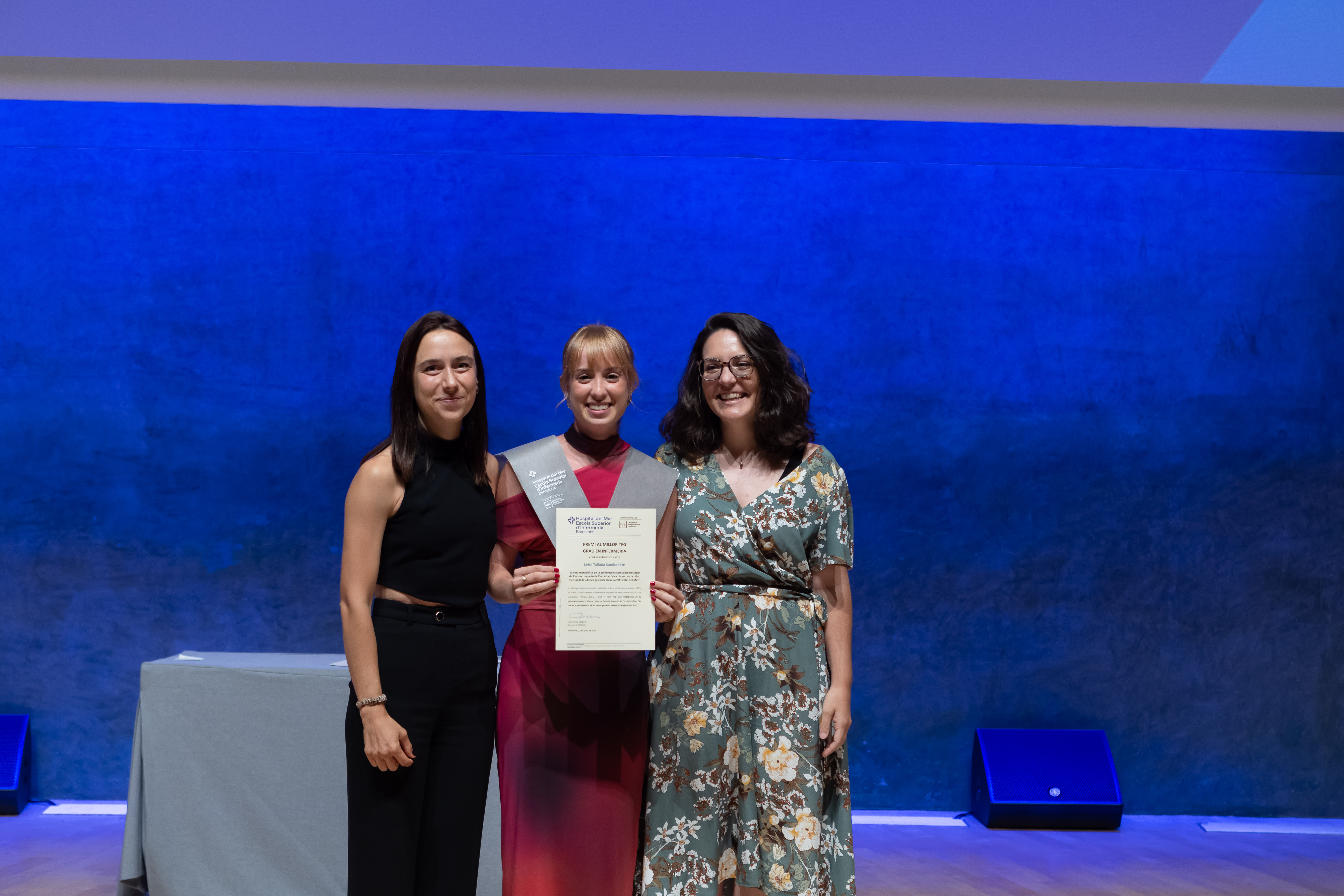 La Sra. Leire Tallada Sambonete premiada al millor Treball de Fi de Grau, acompanyada de la Dra. Eva Padrosa Sayeras com a coordinadora de l’assignatura Treball de Fi de Grau, i la Dra. Roser Carme Palau Costafreda, com a tutora del treball.
