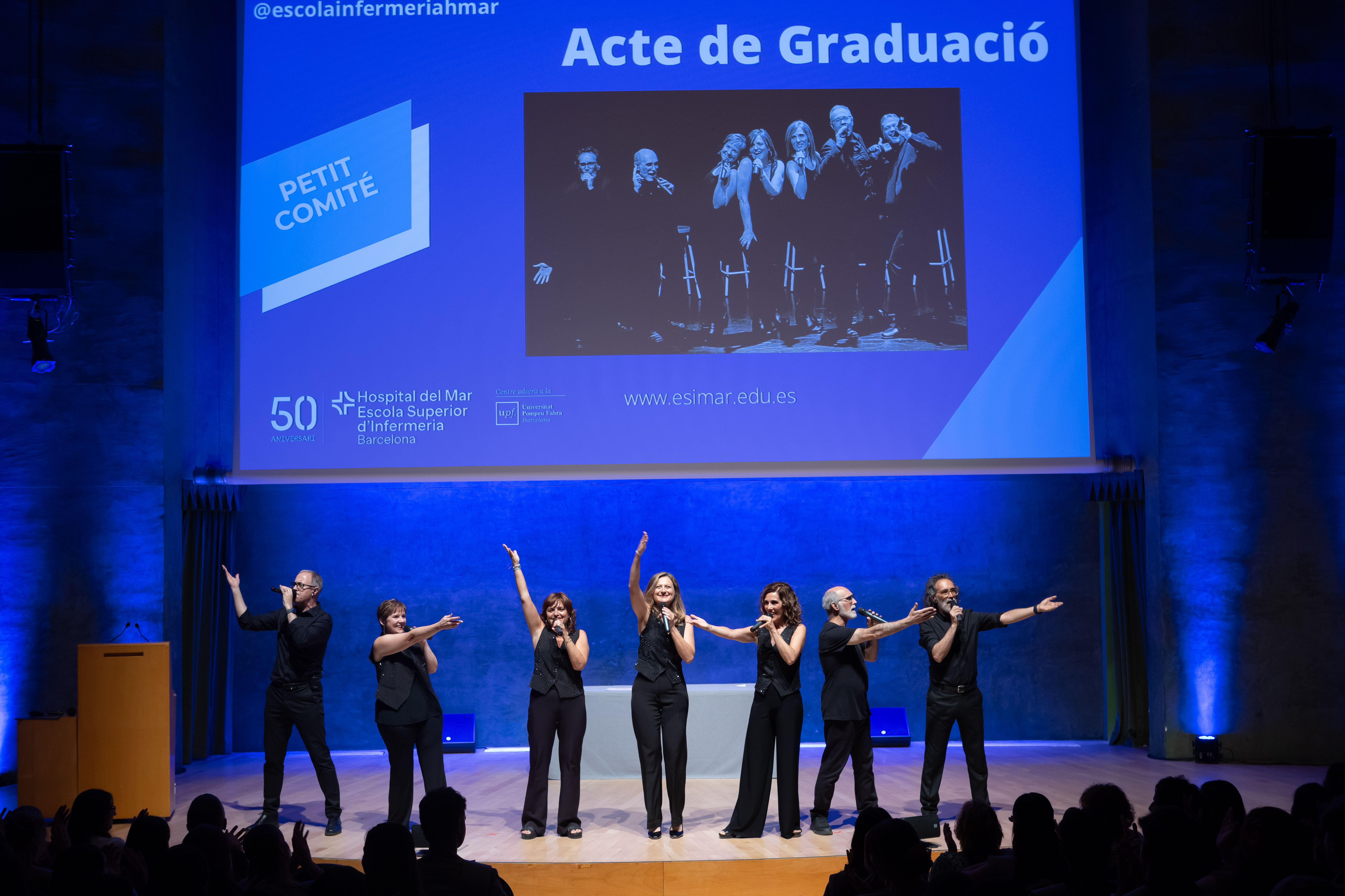El grup musical Petit Comitè actuant durant la cloenda de l’acte.
