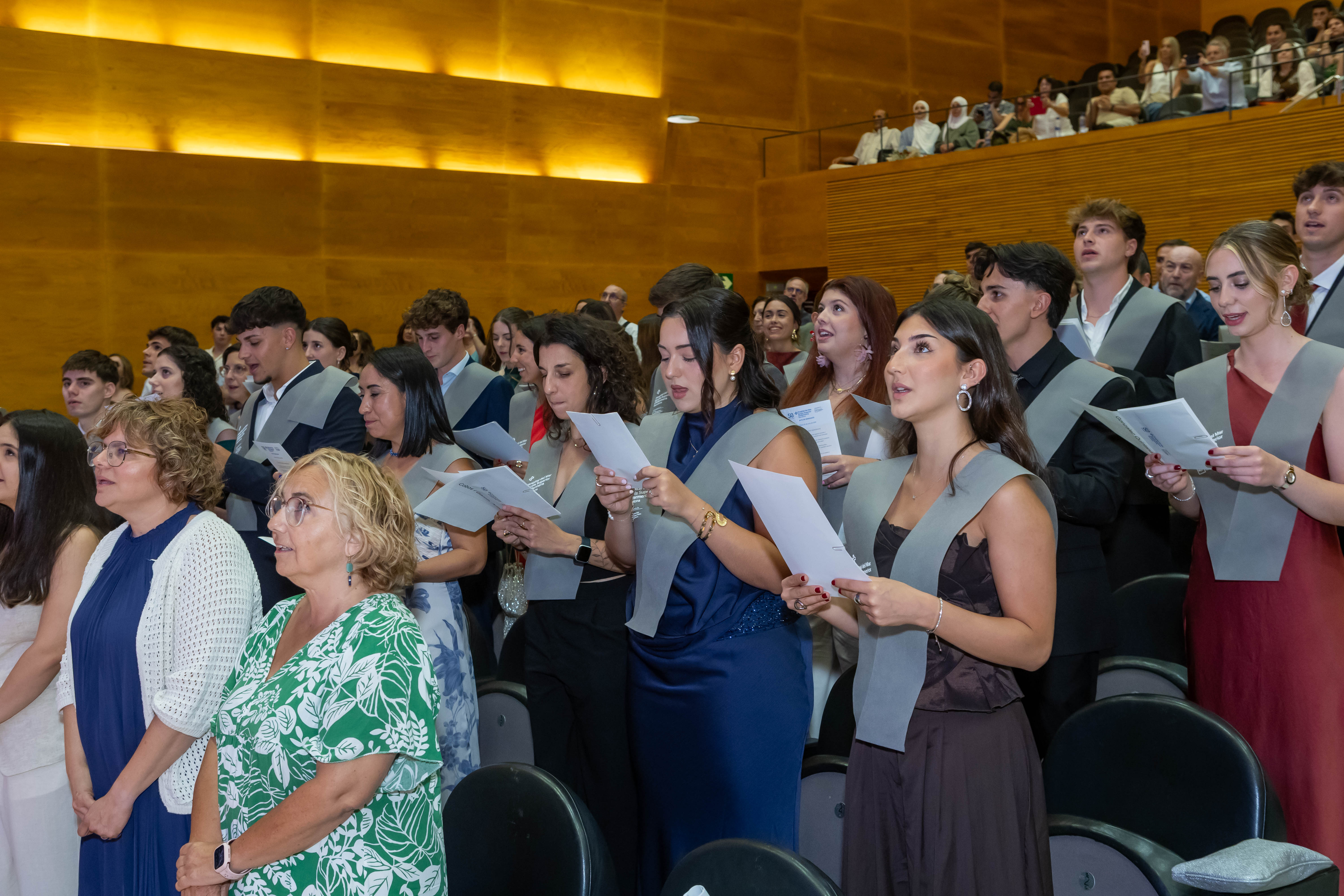 Els graduats cantant l’himne de les universitats.