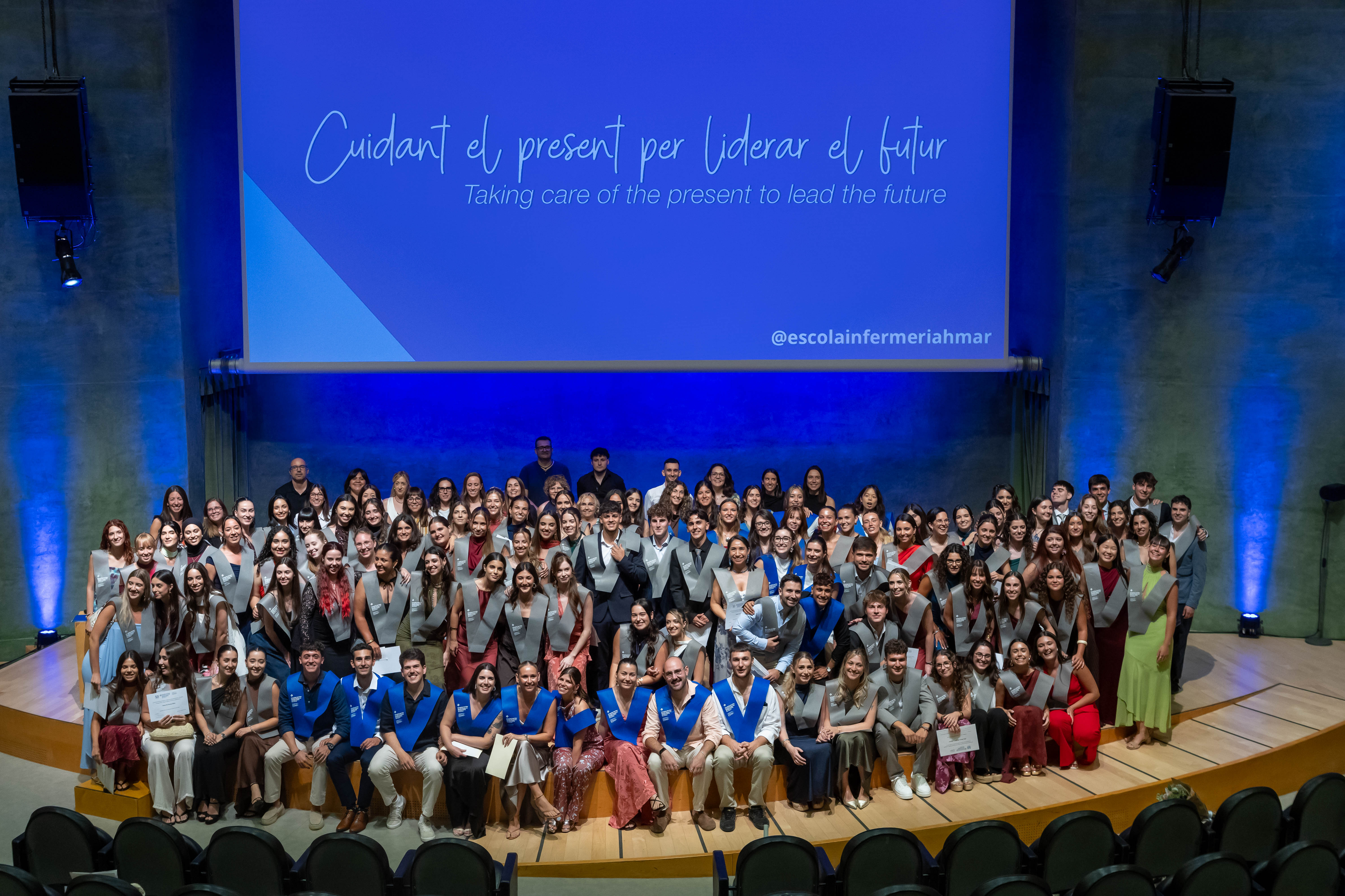 fotografia dels graduats del Grau en Infermeria (promoció 2022-2026) i els titulats del Màster en Infermeria Aplicada a les Emergències Extrahospitalàries (promoció 2025-2026).